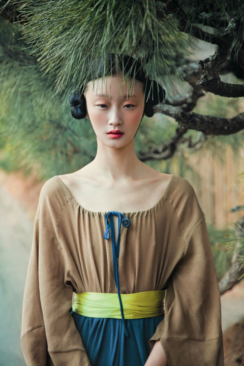 美之宁静致远——看这一抹色彩，似浓烈，却淡雅，粉面朱唇，黛眉入鬓。落花人独立，微雨燕双飞。婷婷立于山水间，你知她是这般的柔软？静水流深的美妙，从盈盈眉目间，又怎会无人知晓。