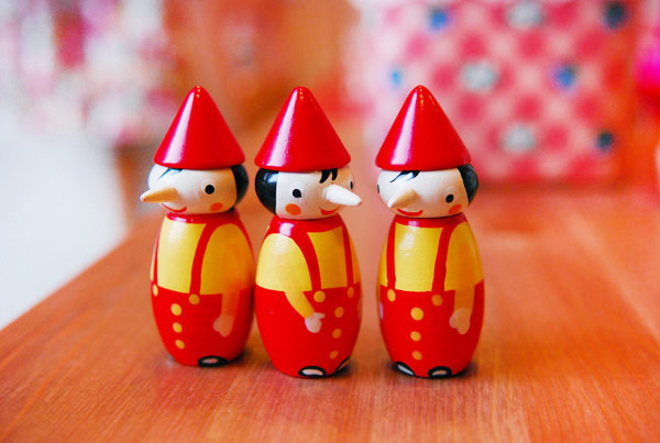 匹诺草红帽子小木头人摆件