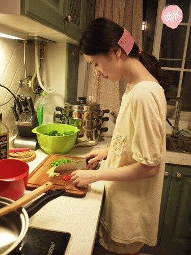 做饭的女子真美