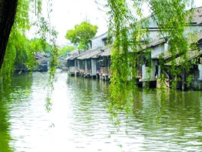 江南水，江路转平沙。雨霁高烟收素练，风晴细浪吐寒花。——宋·王琪.