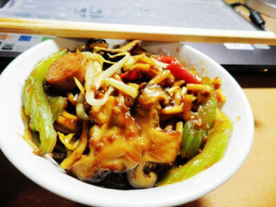 【牛肉炒面】1.酱汁用玉米淀粉和水混合调匀，加入耗油，酱油，和高汤搅拌均匀，放一边备用。2.把面煮软，然后过凉水放一边备用。3.姜跟蒜切丝，下油锅炒香，有点焦了即可，下牛肉沫翻炒，加一点味精，炒至牛肉变色断…