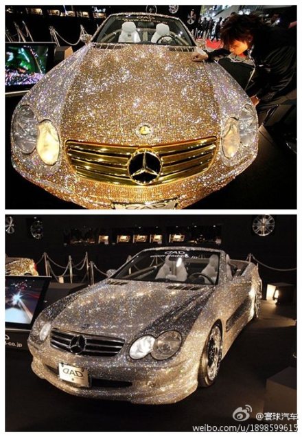 镶满了施华洛世奇水钻的 Mercedes Benz............想闪爆人的眼咩?!