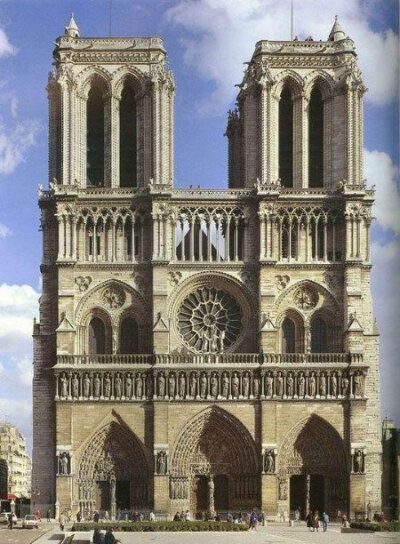 巴黎圣母院（建于1163-1250） 哥特式建筑的辉煌代表——空灵、纤瘦、高耸、尖峭，主立面是世界上哥特式建筑中堪称最美妙、最和谐的，水平与竖直的比例近乎黄金比1∶0.618