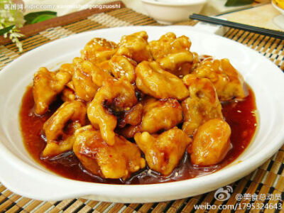 【糖醋里脊】做法：1里脊肉切条。2用盐，白胡椒，蛋清，姜汁抓匀腌十分钟。3腌渍好的里脊丝，用干淀粉拌匀，抖落一下附在上面的淀粉，放在漏勺里备用。4漏勺浸入八成热油里，迅速炸定型，捞出来，复炸一次。5水淀粉…