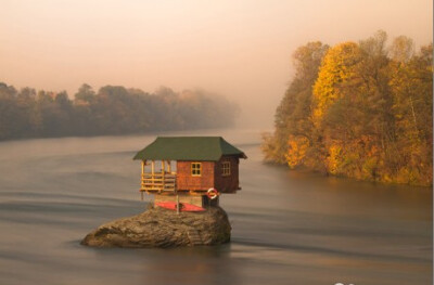 塞尔维亚德里纳河中的房子，有时候我们真需要这样一个住所，看无扰的世界里看川流不息的河，平静孤独一阵子