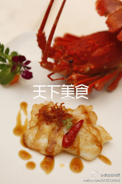 【粤菜王府 将奢华味觉进行到底】 虾蟹熬煮三小时以上，直至虾头中的虾膏完全溶解，就成了一煲洋溢着海洋气息的过桥浓汤。一菜两吃，其味道、口感难以言传，由于矜贵也少有人能领略。因为仅这6两的鳘肚公，采购成本就已上万。责任...http://t.cn/aCaT7T