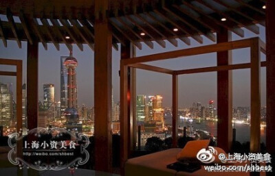 【Vue Bar - 上海景观最好的酒吧】上海茂悦酒店33层的露天酒吧，四周是白色大床，中间有个温泉池， 可以一边喝鸡尾酒泡温泉（冬天泡脚），一边欣赏浦江两岸的美景。