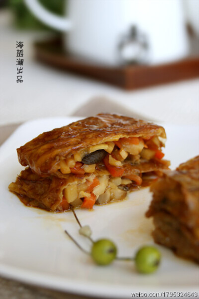 【素食也美味，一道精心烹制的【上海素鸭】】 1.准备好材料，香菇洗净温水泡发。2.香菇、胡萝卜、笋切成丝，葱和姜切成末待用。4.放入胡萝卜丝和香菇炒香。7.调汁：取半碗香菇水，加入1勺生抽、1勺耗油、1小勺糖。16…
