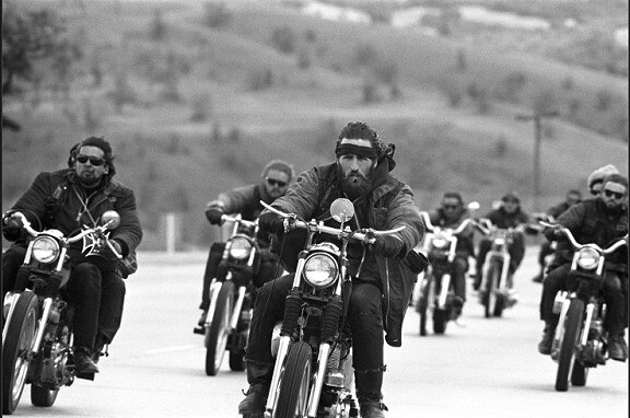 LIFE 的攝影師 Bill Ray 於 1965 年曾跟名為 Hells Angels 的摩托車黨混在一起。在那段時期，他拍攝了不少有關該黨成員的生活的超棒隨拍照。 “我們做對了，沒有人會記得。但我們作錯事的時候，卻沒有人會忘記（When we do right, nobody remembers. When we do wrong, nobody forgets.）。” – Hells Angels