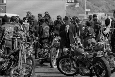 LIFE 的攝影師 Bill Ray 於 1965 年曾跟名為 Hells Angels 的摩托車黨混在一起。在那段時期，他拍攝了不少有關該黨成員的生活的超棒隨拍照。---转自Lomography 官网 “我們做對了，沒有人會記得。但我們作錯事的時…