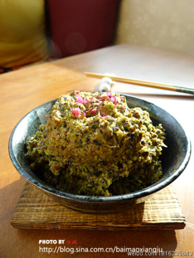 【10分钟早餐料理——美味豆渣饭】 前一晚泡了半碗黑豆，本想用来打豆浆，恰好家里有一袋阿胶枣，于是，就来了个给力早餐料理，10分钟（不包括泡豆子和打豆子的时间哈）就做好了一锅香喷喷的豆渣饭。1、将泡好的黑豆…