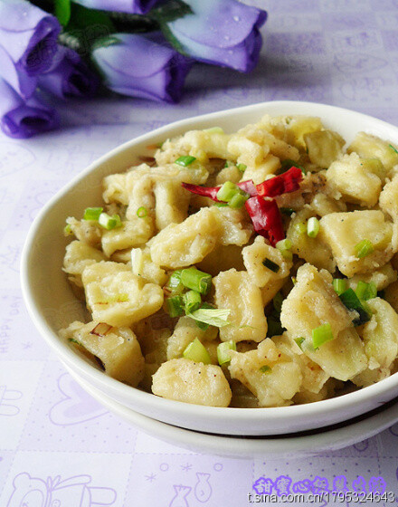 【山西：令慈禧太后也喜欢的风味小吃】 勤劳质朴的山西人民，在这片贫瘠的土地上，利用大自然赋予的各种杂粮，发挥聪明才智，做出花样繁多的山西面食，使山西的面食文化形成了诸多结构形式与特点，其中"面菜合一""菜饭合一"就是...http://t.cn/hB62T0