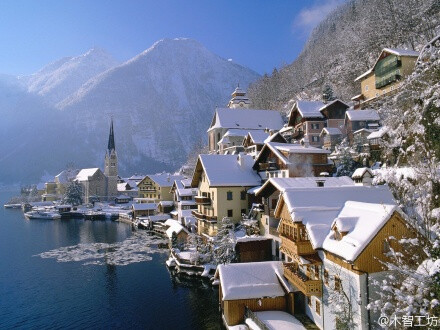 奥地利的哈尔施塔特（Hallstatt）被称作“世界上最美的小镇”，处在阿尔卑斯山和哈尔施塔特湖之间美丽安谧的峡谷中。直到一个世纪前，人们只能通过划船或者驮畜到达这里。其实，哈尔施塔特的居民更喜欢把自己的家乡…