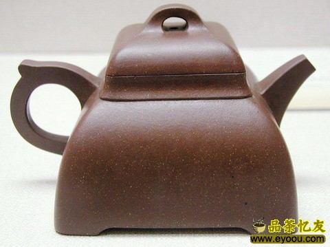 觚棱壶 明·李仲芳制 香港茶具文化馆藏品。此壶材质为紫砂掺细砂，方中寓圆，圆中见方，具有浓郁的古色古香的韵味。