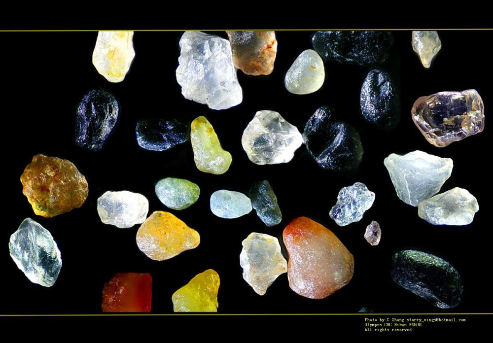 鸣沙山的沙子，会叫的沙子。里面有很多黑色的矿物颗粒