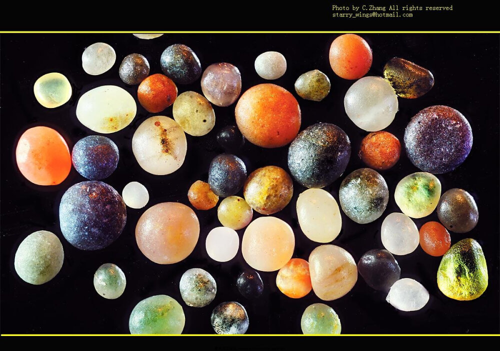 这些沙子也来自于鸣沙山，依然是黑色矿物较多，不同的是这里有许多浑圆的玛瑙球，质感非常细腻，比浑善达克沙地的那些“石英球”细腻多了！ GR0atm-cO