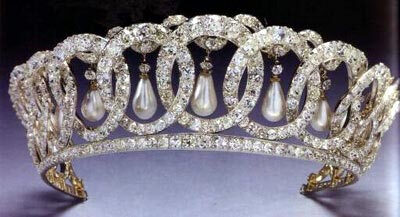 这是伊丽莎白女王珠宝中最著名的一个，它来源于俄罗斯，最早属于俄罗斯的公爵夫人Vladimir，她是梅克伦堡公主，在1917年时，一位年轻的英国贵族将它从圣彼得堡的宫殿里偷了出来。1921年，玛丽王后买下了这顶王冠，伊…