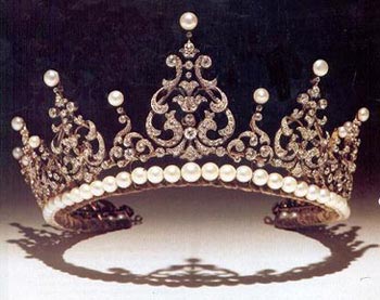 这顶王冠制造于1900年，同属于肯特公爵家族所有