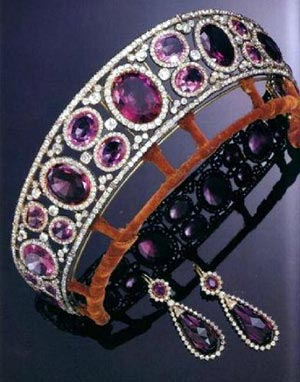 玛丽王后在一次抽奖活动中赢得了这些紫水晶，她把它们制成这顶王冠，在她去世后，这顶王冠留给了伊丽莎白王后，但是它们已在多年前被出售。