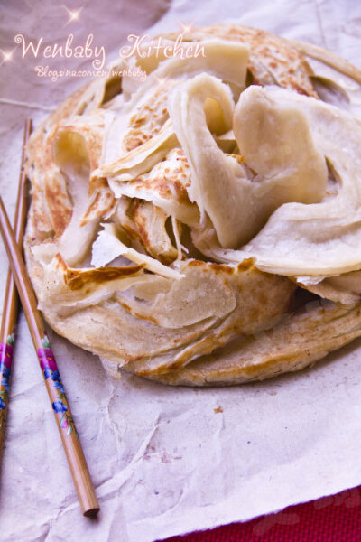 【【步骤图详解家常手抓饼独门秘笈——金丝旋饼】】 天空湛蓝，乍暖还寒。生活时而平静温和，时而波澜荡漾。停止一切游戏。A.面团做法 3.沿着长方形面片的一边，像折扇子一样把面片折成1cm多的长条 5.用手将静置好的…