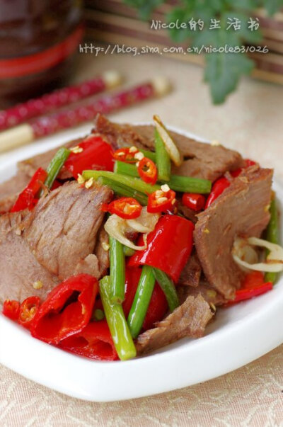 【应对忙碌生活的快手菜 —— 10分钟小炒牛肉片】 材料： 主料：卤牛肉100g 做法： 1. 蒜片和辣椒炒香后放入牛肉片； 4.烹制心得： 咖喱圣女果培根卷 蒜香肉酱烤茄子 清香手撕圆白菜 干...http://t.cn/htR214