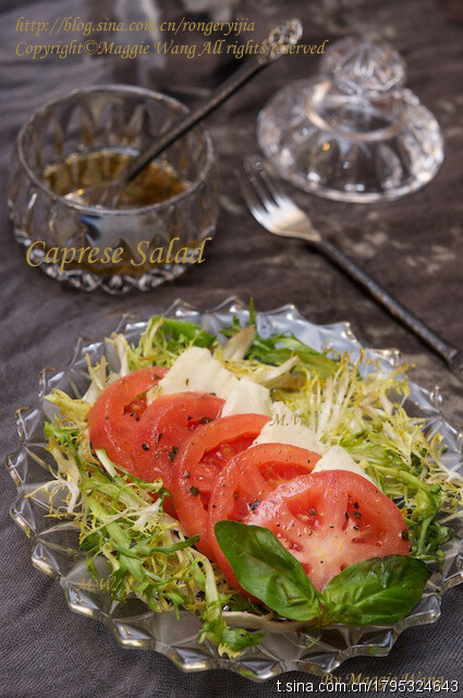 【手工做奶酪-再做意大利传统的卡普里色拉Caprese Salad】 卡普里色拉是一款传统的意式色拉，源自那不勒斯附近的卡普里岛（Capri），主要成分是莫兹雷拉奶酪（mozzarella）、橄榄油和西红柿。看起来成分简单但是有三点关键...http://t.cn/htuszK