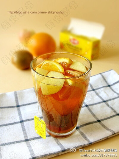 水果红茶】制作材料：橙子1-2个 苹果1/4个 猕猴桃1个 红茶包1-2个 蜂蜜适量 。好喝到想要一饮而尽