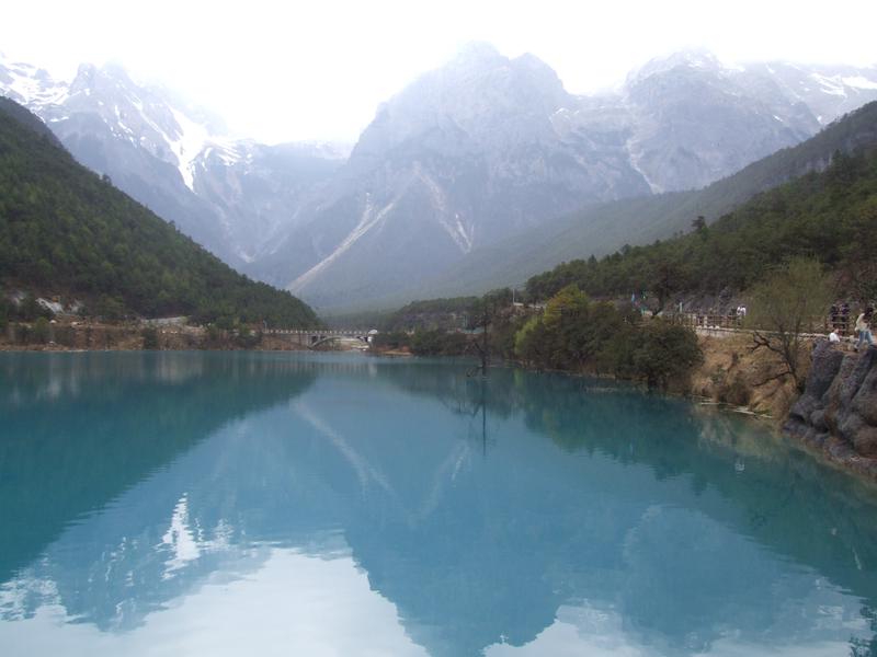 蓝月谷。倒影雪山倩影。