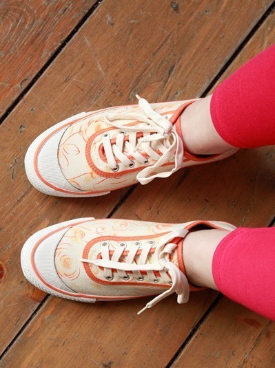 橘色的帆布鞋