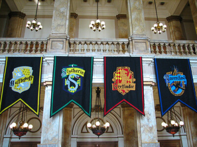 霍格沃茨共分四个学院，分别是格兰芬多(Gryffindor），赫奇帕奇(Hufflepuff），拉文克劳(Ravenclaw），斯莱特林(Slytherin），