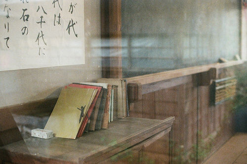  不要总是估量自己在别人心中的地位，活在别人的眼神里，就等于失去了自我。走自己的路，做最好的自己。.