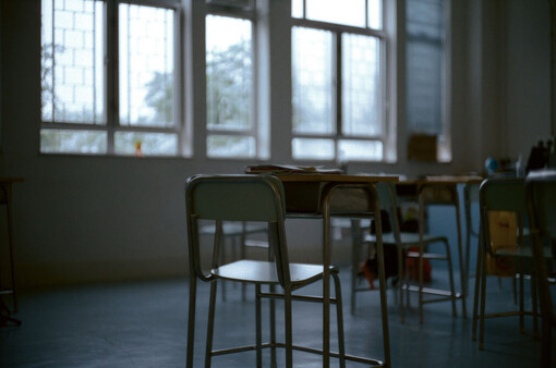 有时像患了忧郁症一样，会突然心情不好。 偶尔像患了自闭症似的，会突然不想说话。