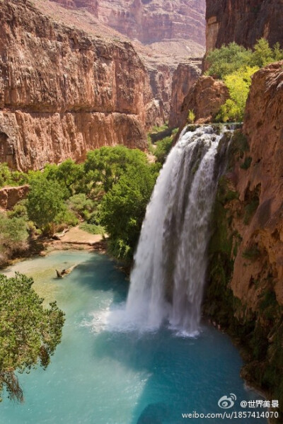 美国亚利桑那州的哈瓦苏瀑布(Havasu Falls) ，位于大峡谷国家公园以南的哈瓦苏派印第安保护区，是保护区内的四大瀑布之一，因地处沙漠深处，只能搭直升机或骑骡子抵达。