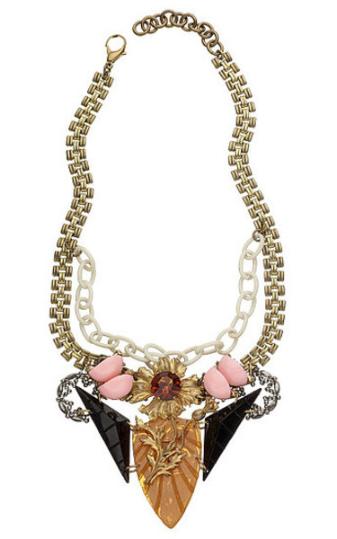珠宝品牌Lulu Frost推出的“100 Year”珠宝系列的灵感来自于设计师Lisa Salzer的个人古董珠宝收藏。设计师将这些诞生在1860年~1960年之间的珠宝的特色元素罗列出来，一个作品上至少有6件古董珠宝的零件，组合再创造…