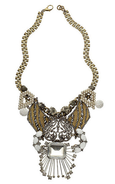 珠宝品牌Lulu Frost推出的“100 Year”珠宝系列的灵感来自于设计师Lisa Salzer的个人古董珠宝收藏。设计师将这些诞生在1860年~1960年之间的珠宝的特色元素罗列出来，一个作品上至少有6件古董珠宝的零件，组合再创造…