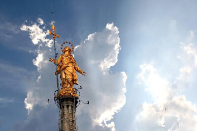 米兰大教堂中央塔上的圣母玛利亚雕像于1774年才建成，高4.2米，为镀金铜像，圣母身裹3900多片金叶片，重700多公斤，整个圣母像在阳光下光辉夺目，代表爱，是所有米兰人的共同标记。