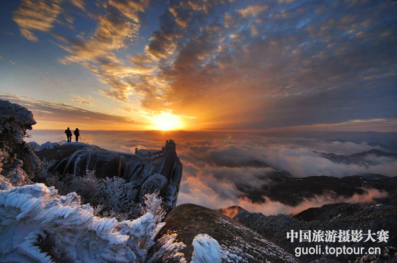 东临碣石，以观沧海。水何澹澹，山岛竦峙……