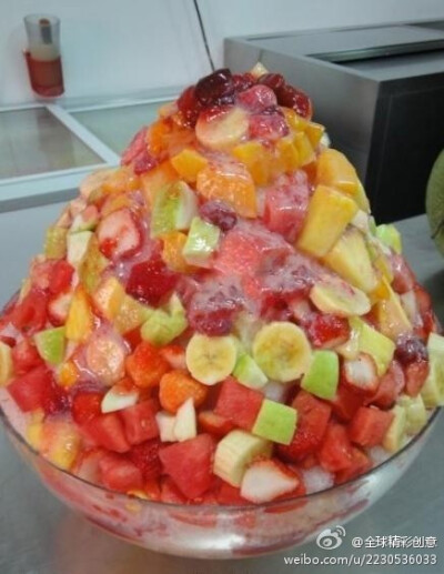 高雄海之冰，巨无霸综合水果冰，铺满各种水果和白色炼乳，流口水啦~