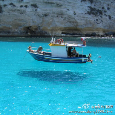 佩拉杰群岛（Pelagie Islands）位于地中海中部，地处马耳他、突尼斯和意大利的西西里岛之间。 海水透明得宛如船漂浮在蓝天上！