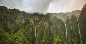 夏威夷瓦胡岛，万千瀑布隐山中。（热映电影超级战舰的实景正是在瓦胡岛拍摄）