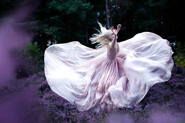 Kirsty Mitchell，英国女摄影师，出生于1976年，作品风格华丽奇幻，从事摄影之前是时装设计师，曾在Alexander McQueen及Hussein Chalayan的工作室实习，她称这两位设计师对其影响深远