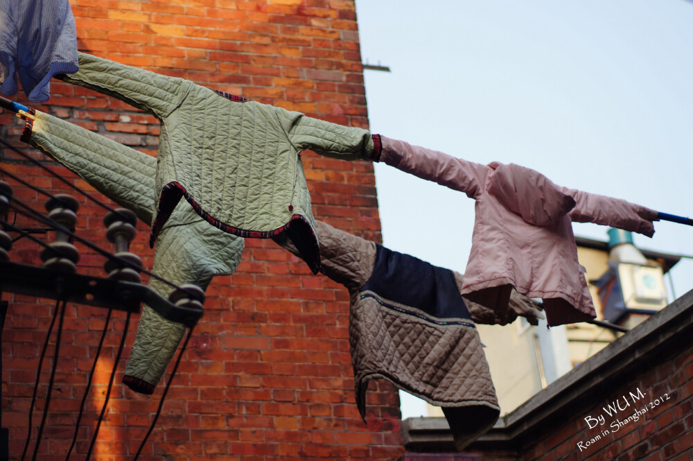 这种晾衣服的方式，总让我觉得是把小孩子挂在了上面。