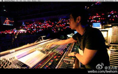 leehom says: 台灣金曲獎最佳製作人 @JimLee李振權 Master 吉牧老師！ 火力全開 每一場的音響都是他調的！ Sorry for all the attention, but darnit Jim, you rock!!!