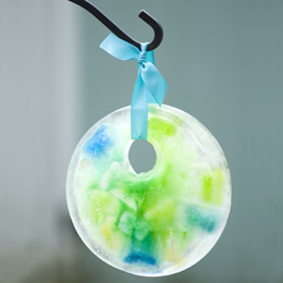 Winter Sun Catcher，教程：http://familyfun.go.com/crafts/home-garden-projects/outdoor-projects/winter-sun-catcher-824949/