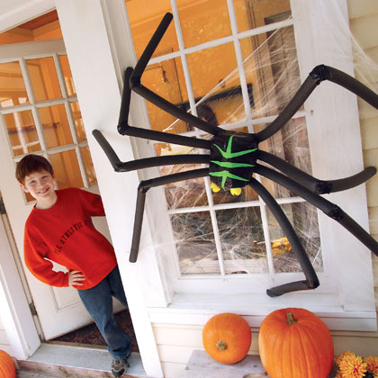 Spooky Spider，教程：http://familyfun.go.com/crafts/home-garden-projects/outdoor-projects/spooky-spider-669208/