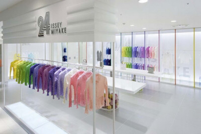 由 MOMENT 事务所设计，24 ISSEY MIYAKE 位于日本福冈 Hakata 的服装零售店。