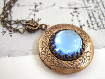 OLD TIME GLAMOR, vintage Swarovski crystal glass jewel locket necklace in antique brass 中间那颗石头太好看了= =