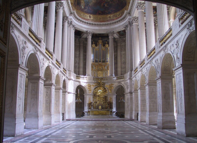 凡尔赛宫的外部虽为法国古典主义风格，内部装潢则以巴洛克风格为主。1710年，整个凡尔赛宫殿和花园的建设全部完成，并旋即成为欧洲最大、最雄伟、最豪华的宫殿建筑和法国乃至欧洲的贵族活动中心、艺术中心和文化时尚…