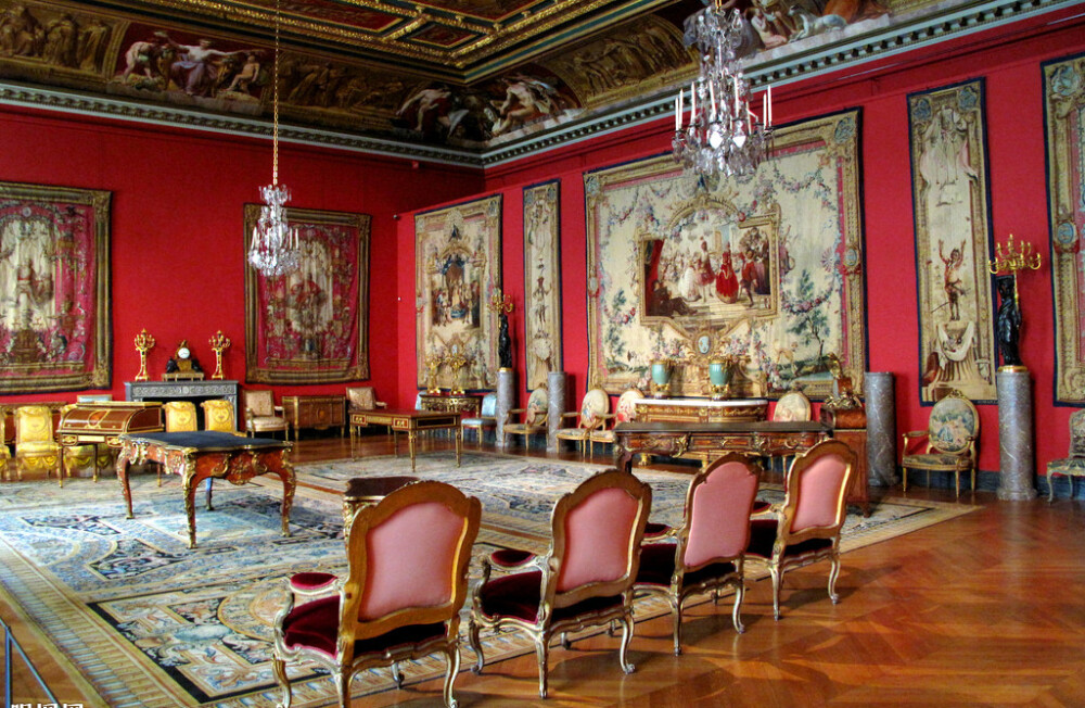凡尔赛宫500余间大殿小厅处处金碧辉煌，豪华非凡：内壁装饰以雕刻、巨幅油画及挂毯为主，配有17、18世纪造型超绝、工艺精湛的家具。