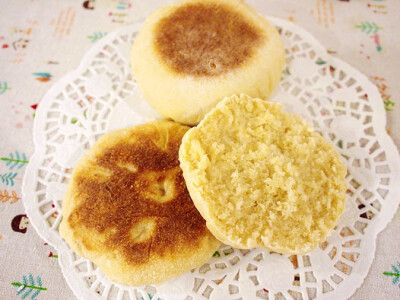 English Muffins （英式玛芬）的做法将白糖和酵母倒入温水（40℃左右）中，拌匀后放置5-10分钟。 2、将面粉过筛，放入盐，在面粉中间挖一个洞，将熔化的黄油倒入，再将做法1倒入，揉合至无干粉即可。 3、将面团移至…